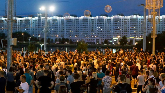 Menschen versammeln sich während eines Massenprotests auf einem Platz in Minsk in Belarus. © dpa bildfunk Foto: Sergei Grits