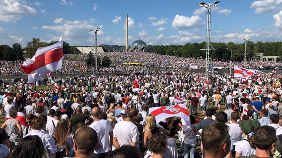 Menschen versammeln sich während eines Massenprotests auf einem Platz in Minsk in Belarus. © dpa bildfunk/AP Foto: Sergei Grits