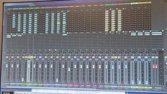 Zu sehen ist ein digitaler Mischer in einem Audioprogramm auf dem Computer. Es sind viele Mixer-Kanäle mit unglaublich vielen Effekten zu sehen. © NDR 