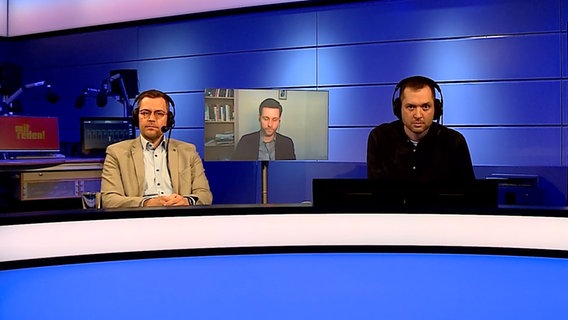 "Mitreden!"-Moderator Christian Orth diskutiert mit seinen Gästen zum Thema "Aufrüstung - Chance oder Gefahr?". © NDR 