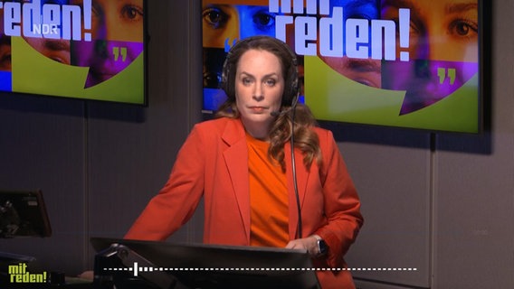 "Mitreden!"-Moderatorin Nina Zimmermann in der Sendung zum Thema "Holpriger Start - Was erwarten Sie von der Regierung Merz?" © NDR Foto: Screenshot