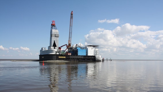 Die Bohrinsel Mittelplate im schleswig-holsteinischen Wattenmeer. © NDR Foto: Carsten Vick