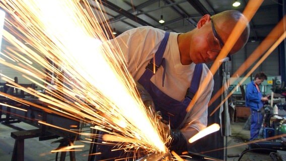Ein Schlosser bei der Arbeit in einem mittelständischem Betrieb. © picture-alliance /dpa ZB-Special 