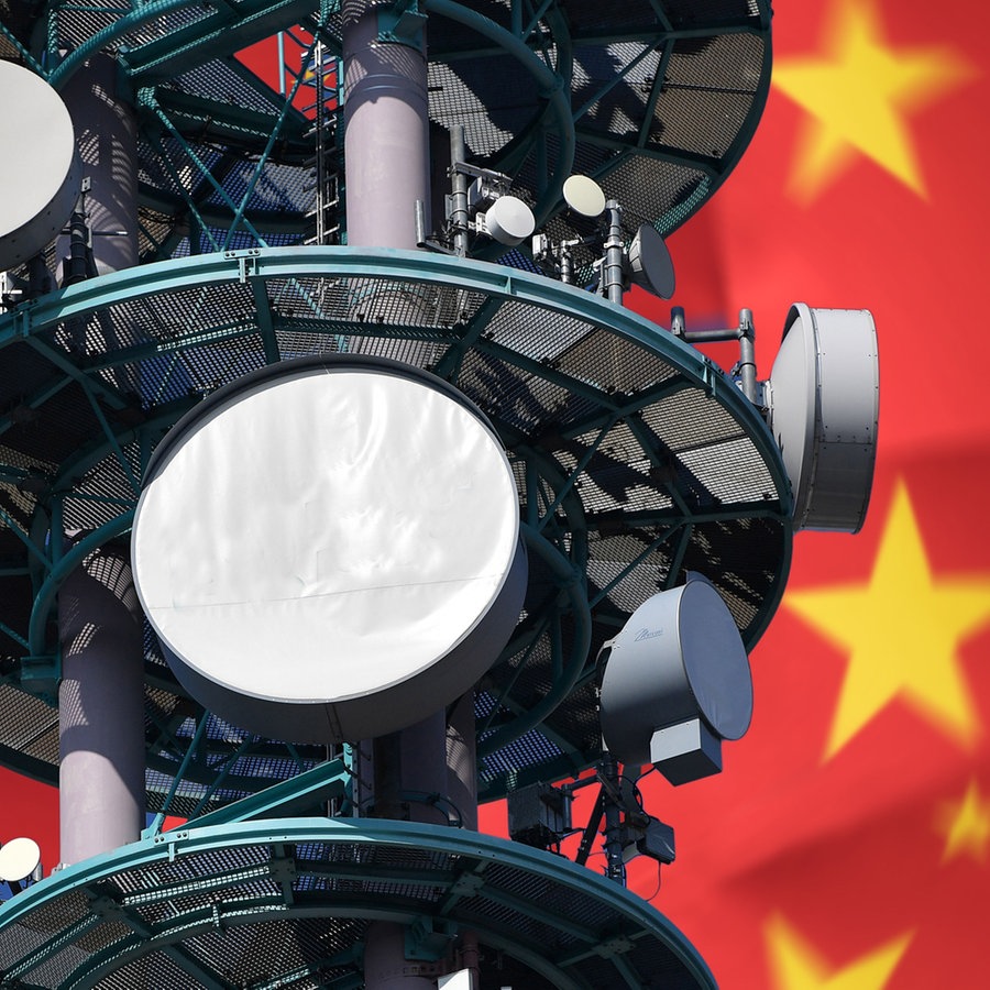 Fotomontage Mobilfunkmast vor einer chinesischen Flagge © picture alliance / SvenSimon Foto:  Frank Hoermann/SVEN SIMON