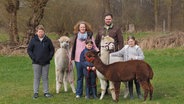 Landwirtin Stefanie Dreyer mit Familie und Alpakas auf einer Wiese © NDR Foto: Burkhardt Wysekal