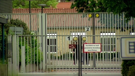 Absperrung an der Anstalt für psychisch kranke Straftäter in Moringen. © NDR 