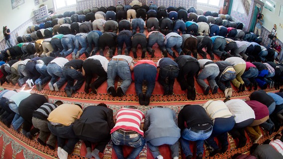 Muslime beten in der Moschee in Ronnenberg bei Hannover © dpa-Bildfunk Foto: Julian Stratenschulte