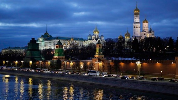 Autos fahren am Ufer der Moskwa vor dem Kreml in Moskau vorbei. © AP/dpa 