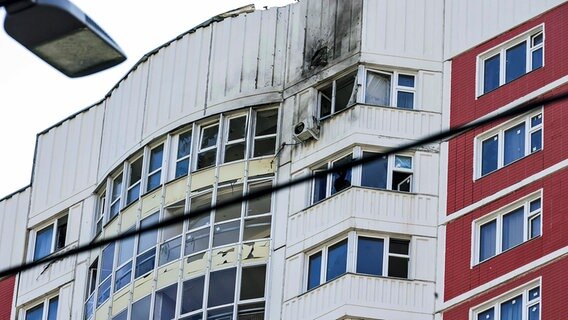 Blick auf ein mehrere rußverschmierte Fenster eines Mehrfamilienhauses in Moskau. © dpa-Bildfunk/AP 