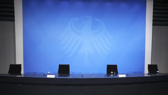 Leere Stühle stehen vor dem Beginn einer Pressekonferenz der Vertreter von Bund und Ländern mit Bundeskanzlerin Merkel (CDU) im Kanzleramt. © dpa Foto: Michael Kappeler