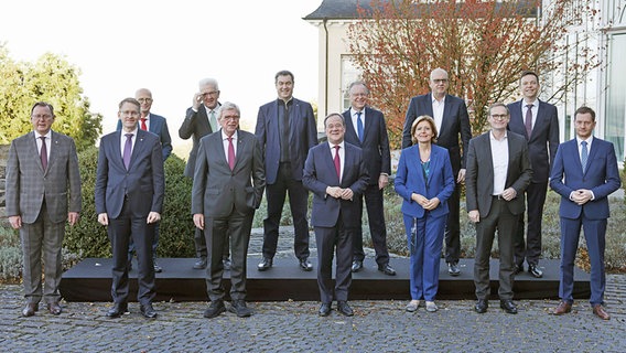 Mehrere Ministerpräsidenten bei einem Gruppenbild nach einer Konferenz. © dpa bildfunk Foto: Oliver Berg