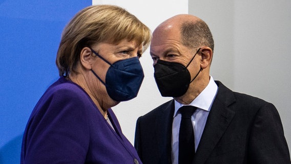 Angela Merkel (CDU) und Olaf Scholz (SPD) bei ihrer letzten gemeinsamen Pressekonferenz im Bundeskanzleramt © dpa-Bildfunk Foto: John Macdougall/AFP-Pool/dpa