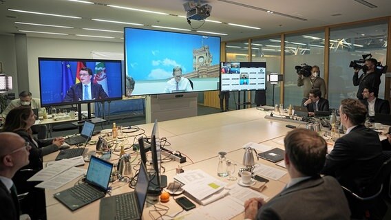 Hendrik Wüst, Ministerpräsident von Nordrhein-Westfalen (r.), spricht zu Beginn der Ministerpräsidentenkonferenz in einer Videokonferenz. © dpa-Bildfunk 