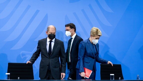 Blick in den Saal während des Bund-Länder-Gipfels zur Corona-Lage am 21. Dezember 2021 © Bernd von Jutrczenka/dpa Pool/dpa 