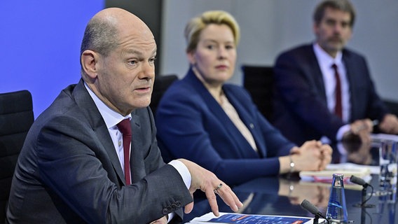 Bundeskanzler Olaf Scholz (SPD) und Berlins Regierende Bürgermeisterin Franziska Giffey (SPD) geben eine Pressekonferenz nach einem Treffen der Ministerpräsidenten mit der Bundesregierung. © dpa bildfunk/AFP/Pool Foto: John Macdougall