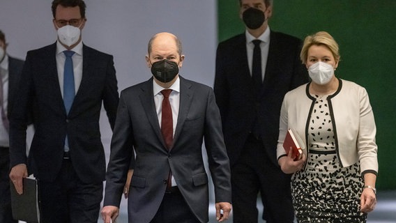 Bundeskanzler Olaf Scholz (SPD, M.), Hendrik Wüst (CDU, l.), Ministerpräsident von Nordrhein-Westfalen, und Franziska Giffey (SPD), Regierende Bürgermeisterin von Berlin, kommen nach einem Treffen im Kanzleramt zu einer Pressekonferenz. © picture alliance/dpa/POOL AP Foto: Hannibal Hanschke