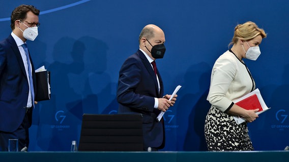 Bundeskanzler Olaf Scholz (SPD, M.), Hendrik Wüst (CDU, l.), Ministerpräsident von Nordrhein-Westfalen, und Franziska Giffey (SPD), Regierende Bürgermeisterin von Berlin, kommen nach einem Treffen im Kanzleramt zu einer Pressekonferenz. © picture alliance/dpa/POOL AP Foto: Hannibal Hanschke