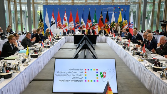 Die Regierungschefs der Länder treffen sich zur Ministerpräsidentenkonferenz in der NRW-Landesvertretung. © Bernd von Jutrczenka/dpa 