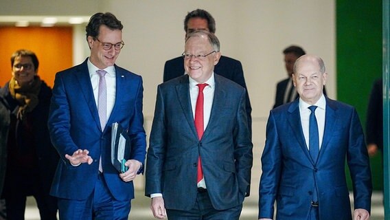 Nordrhein-Westfalens Ministerpräsident Hendrik Wüst (CDU), Stephan Weil (SPD), Ministerpräsident von Niedersachsen, und Bundeskanzler Olaf Scholz (SPD) kommen zur Pressekonferenz nach der Ministerpräsidentenkonferenz im Bundeskanzleramt. © picture alliance/dpa | Kay Nietfeld Foto: Kay Nietfeld