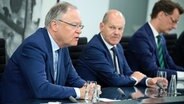 Berlin: Stephan Weil (l-r, SPD), Ministerpräsident von Niedersachsen und amtierender Vorsitzender der Ministerpräsidentenkonferenz (MPK), Bundeskanzler Olaf Scholz (SPD) und Hendrik Wüst (CDU), Ministerpräsident von Nordrhein-Westfalen, äußern sich bei einer Pressekonferenz nach dem Bund-Länder-Gipfel im Bundeskanzleramt. Hauptthemen des Treffens der Bundesregierung mit den Regierungschefinnen und Regierungschefs der Länder waren Energie, Sicherheit und Digitalisierung. © dpa bildfunk Foto: Bernd von Jutrczenka