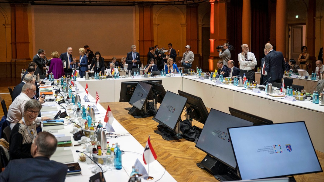 Hessen, Frankfurt/Main: Die Regierungschefinnen und Regierungschefs der Bundesländer sind im Gesellschaftshaus Palmengarten zur Ministerpräsidentenkonferenz (MPK) zusammengekommen. 