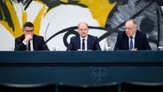 Berlin: Bundeskanzler Olaf Scholz (M, SPD), Boris Rhein (l, CDU), Ministerpräsident von Hessen, und Stephan Weil (SPD), Ministerpräsident von Niedersachsen, bei einer Pressekonferenz. © dpa Foto: Bernd von Jutrczenka