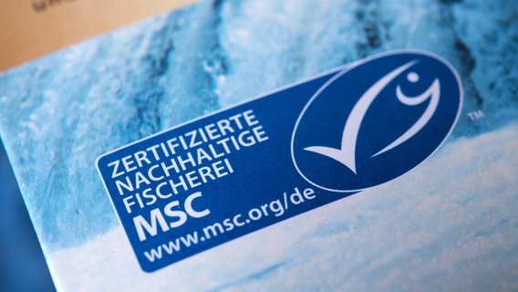 MSC-Siegel auf einer Packung mit frischem Lachs © dpa - Bildfunk Foto: Jan Woitas