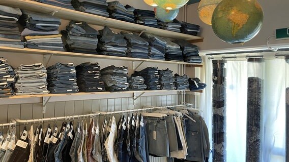Viele Jeans der Marke MUD Jeans sind in einem Geschäft zu sehen. © NDR Foto: Lia Gavi
