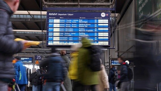 Reisende betrachten im Münchner Hauptbahnhof eine Anzeigetafel. © Karl-Josef Hildenbrand/dpa Foto: Karl-Josef Hildenbrand/dpa