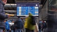 Reisende betrachten im Münchner Hauptbahnhof eine Anzeigetafel. © Karl-Josef Hildenbrand/dpa Foto: Karl-Josef Hildenbrand/dpa