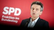 Der SPD-Fraktionschef Rolf Mützenich während einer Pressekonferenz. © dpa picture alliance Foto: Kay Nietfeld