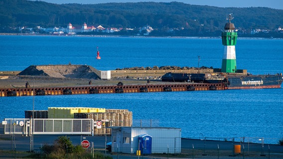 Blick auf die Mole des Hafen Mukran im Hintergrund ist das Ostseebad Binz mit dem Kurhaus zu sehen. © picture alliance/dpa | Stefan Sauer 
