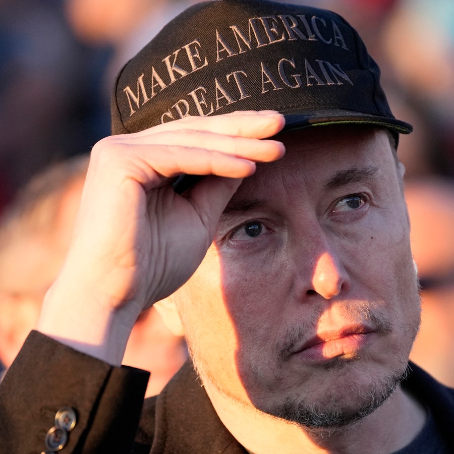 Der amerikanische Unternehmer Elon Musk mit einer "Make America great again"- Kappe auf dem Kopf © picture alliance / ASSOCIATED PRESS Foto: Alex Brandon