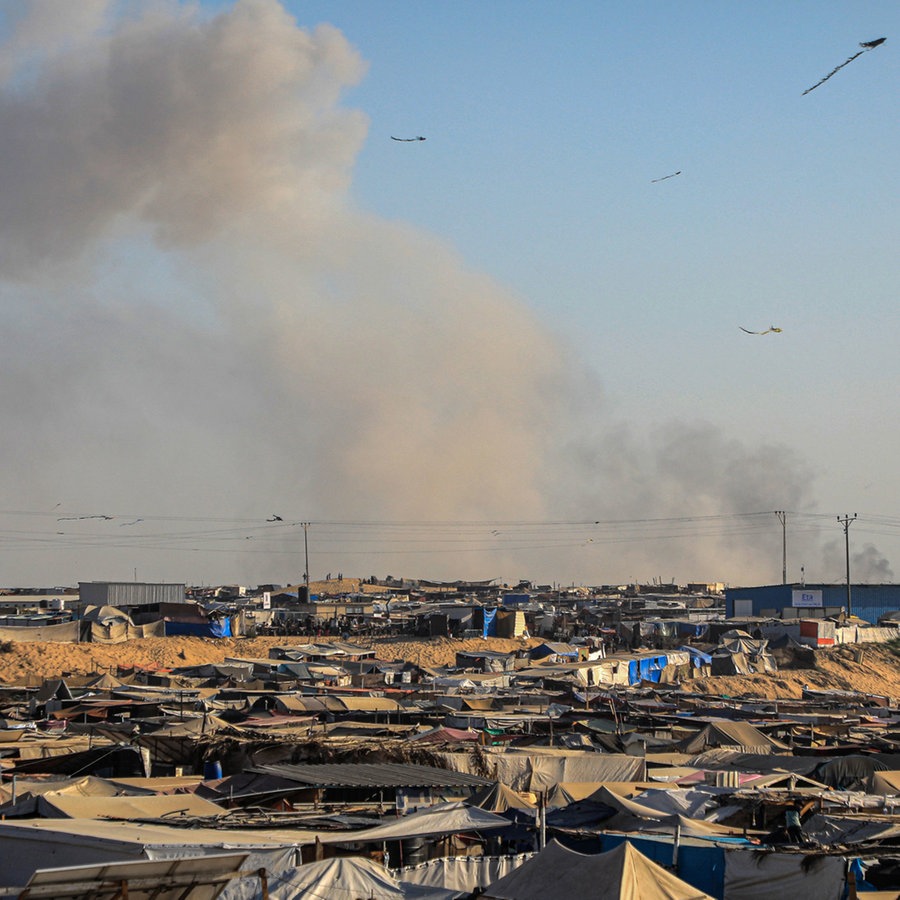 Rauch steigt nach israelischen Luftangriffen in Al-Mawasi westlich der Grenzstadt Rafah auf. (Archivbild) © Rizek Abdeljawad/XinHua/dpa Foto: Rizek Abdeljawad