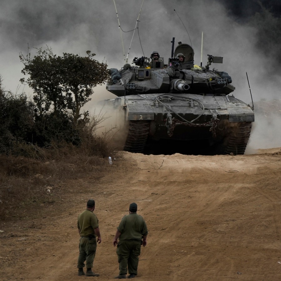 Panzer der israelischen Armee manövrieren in einem Bereitstellungsraum im Norden Israels nahe der israelisch-libanesischen Grenze. © Baz Ratner/AP/dpa 