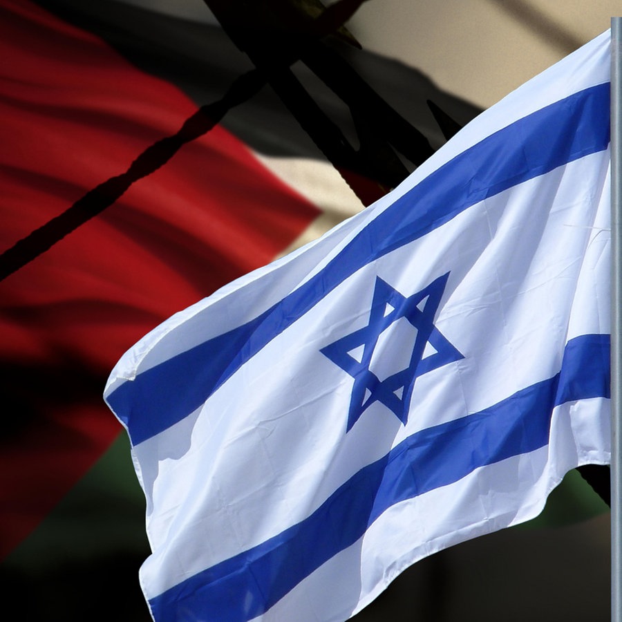 Symbolbild Nahostkonflikt - Die israelische und palästinensische Flagge, dazwischen Stacheldraht © picture alliance Foto: Shotshop / stadtratte