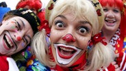 Als Clowns verkleidete junge Frauen © dpa Foto: Roland Weihrauch