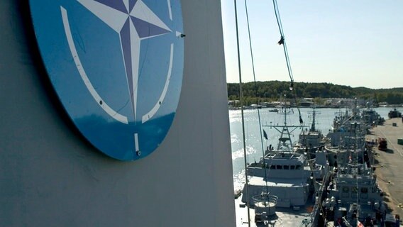 Schiffe der NATO-Marine zur Minenbekämpfung legen während der internationalen Militärübung Northern Coasts 2014 (NOCO14) in Turku an. Im Vordergrund ist das Logo der NATO zu sehen. © dpa-Bildfunk 