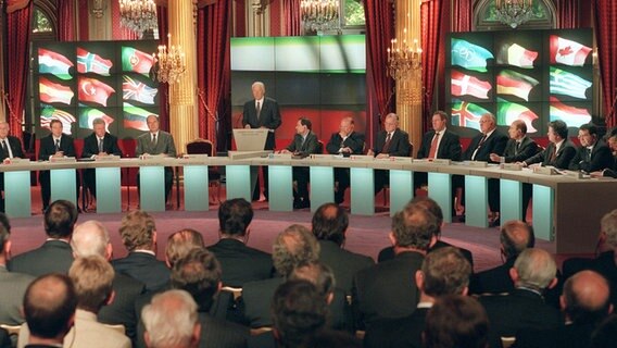 Russlands damaliger Staatspräsident Boris Jelzin bei einer Rede in Paris im Elysee-Palast am 27. Mai 1997. Neben ihm sitzen die Staats- und Regierungschefs der NATO-Staaten. © dpa picture-alliance/AFP Foto: Frazza