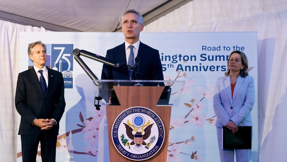 Jens Stoltenberg (M), NATO-Generalsekretär, neben Antony Blinken (l), Außenminister der USA, und Julianne Smith, Botschafterin der USA bei der NATO, in Brüssel. © Johanna Geron/Pool Reuters/AP/dpa 