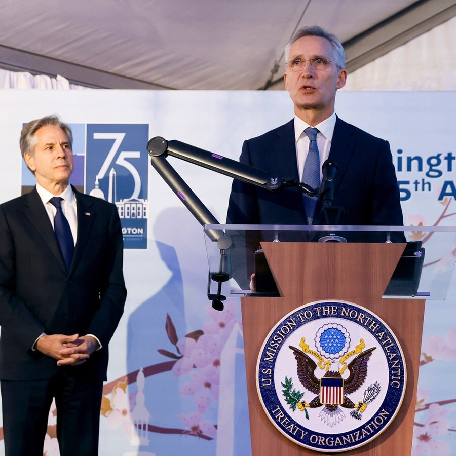 Jens Stoltenberg (M), NATO-Generalsekretär, neben Antony Blinken (l), Außenminister der USA, und Julianne Smith, Botschafterin der USA bei der NATO, in Brüssel. © Johanna Geron/Pool Reuters/AP/dpa 