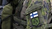 Ein Soldat nimmt an einer Krisenmanagementübung der Finnischen Internationalen Bereitschaftstruppe (SKVJ) im Rahmen der NATO Evaluation Level 2 (NEL2) teil. © dpa/Lehtikuva Foto: Heikki Saukkomaa