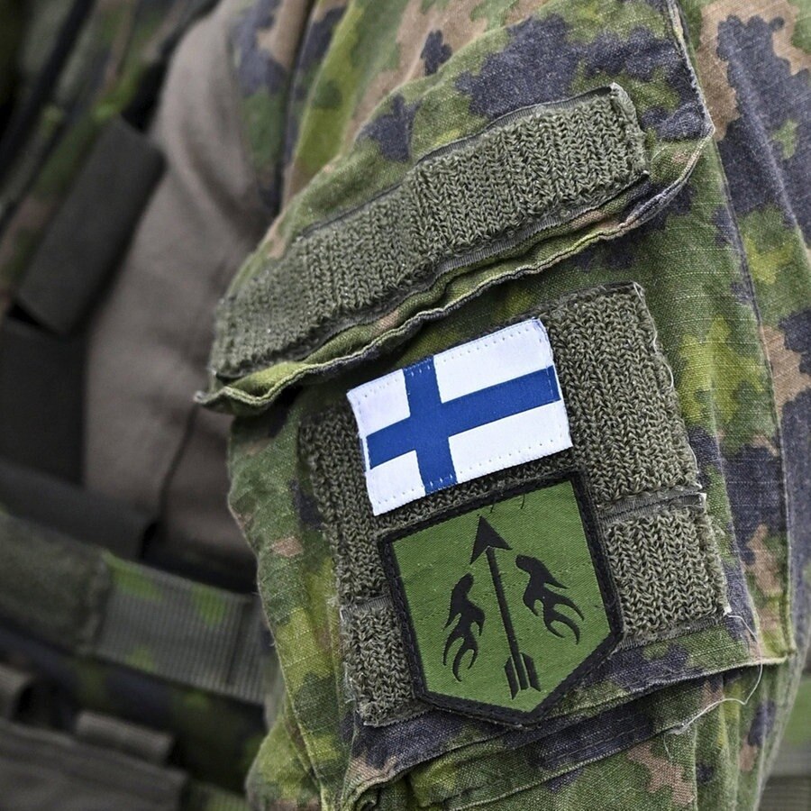 Ein Soldat nimmt an einer Krisenmanagementübung der Finnischen Internationalen Bereitschaftstruppe (SKVJ) im Rahmen der NATO Evaluation Level 2 (NEL2) teil. © dpa/Lehtikuva Foto: Heikki Saukkomaa