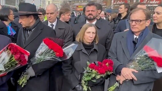 Die US-Botschafterin Lynne Tracy (M) steht mit anderen Trauergästen vor der Kirche zu Ehren der Gottesmutterikone in Moskau vor der Beerdigung des Kremlgegners Alexej Nawalny © dpa-Bildfunk 