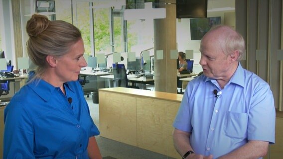 NDR Info Redakteur Andreas Flocken und Moderatorin Juliane Möcklinghoff während einer Sendung im Studio. © NDR 