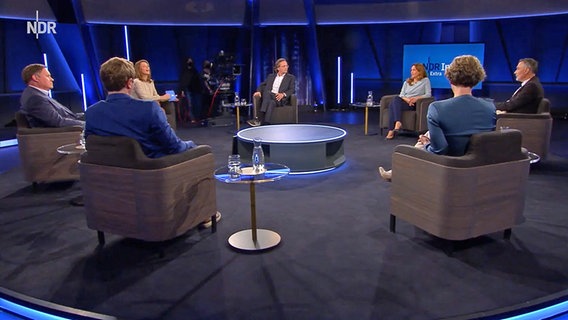 Mehrere Teilnehmer einer Diskussionsrunde sitzen während einer NDR TV-Sendung im Kreis zusammen. © NDR 