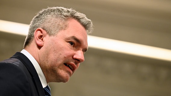 Österreichs Kanzler Karl Nehammer bei einer Pressekonferenz. © dpa picture alliance/Anadolu Agency Foto: Sergei Gapon