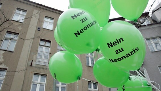 Grüne Luftballons mit der Aufschrift "Nein zu Neonazis". © dpa picture alliance Foto: Rainer Jensen