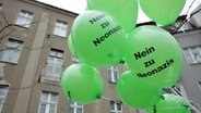 Grüne Luftballons mit der Aufschrift "Nein zu Neonazis". © dpa picture alliance Foto: Rainer Jensen