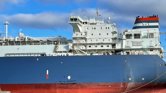 Das Regasifizierungsschiff Neptune im Industriehafen Lubmin © NDR Foto: Wiebke Neelsen